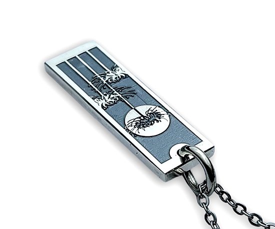 Hizm 札形ペンダントトップ M 月に彼岸花 燻し仕上げ シルバー925製  