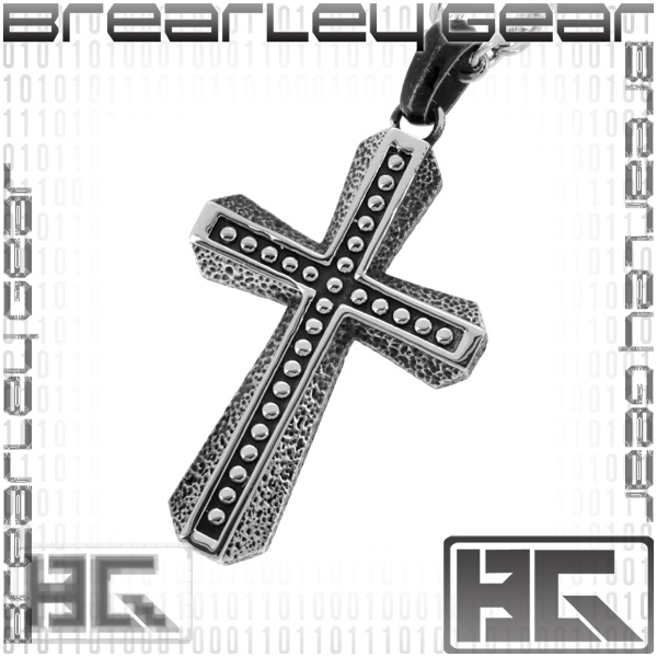 【Brearley Gear】"まるで青い炎のようにクールな輝きを放つ、サージカルステンレスへのこだわりが今ここに"クロスに丸いスタッズを並べたデザインのサージカルステンレスネック