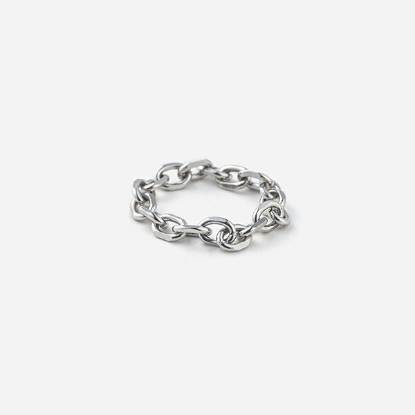 リアルチェーンで仕上げたチェーンリング。 幅約4.5mmのカットの入ったあずきチェーンを使用。華奢過ぎない程よいサイズ感。 しなやかなチェーンは光が当たるとカットが光り、手元を華やかにしてくれます。 